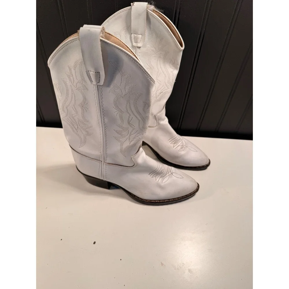 Shyanne White Faux Leather Western Cowboy Boots Size 5.0-D BVJ9134